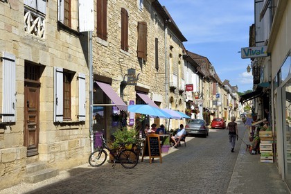 France, Dordogne (24), Périgord Noir, Villefranche-du-Périgord, la rue Notre-Dame qui est la rue principale