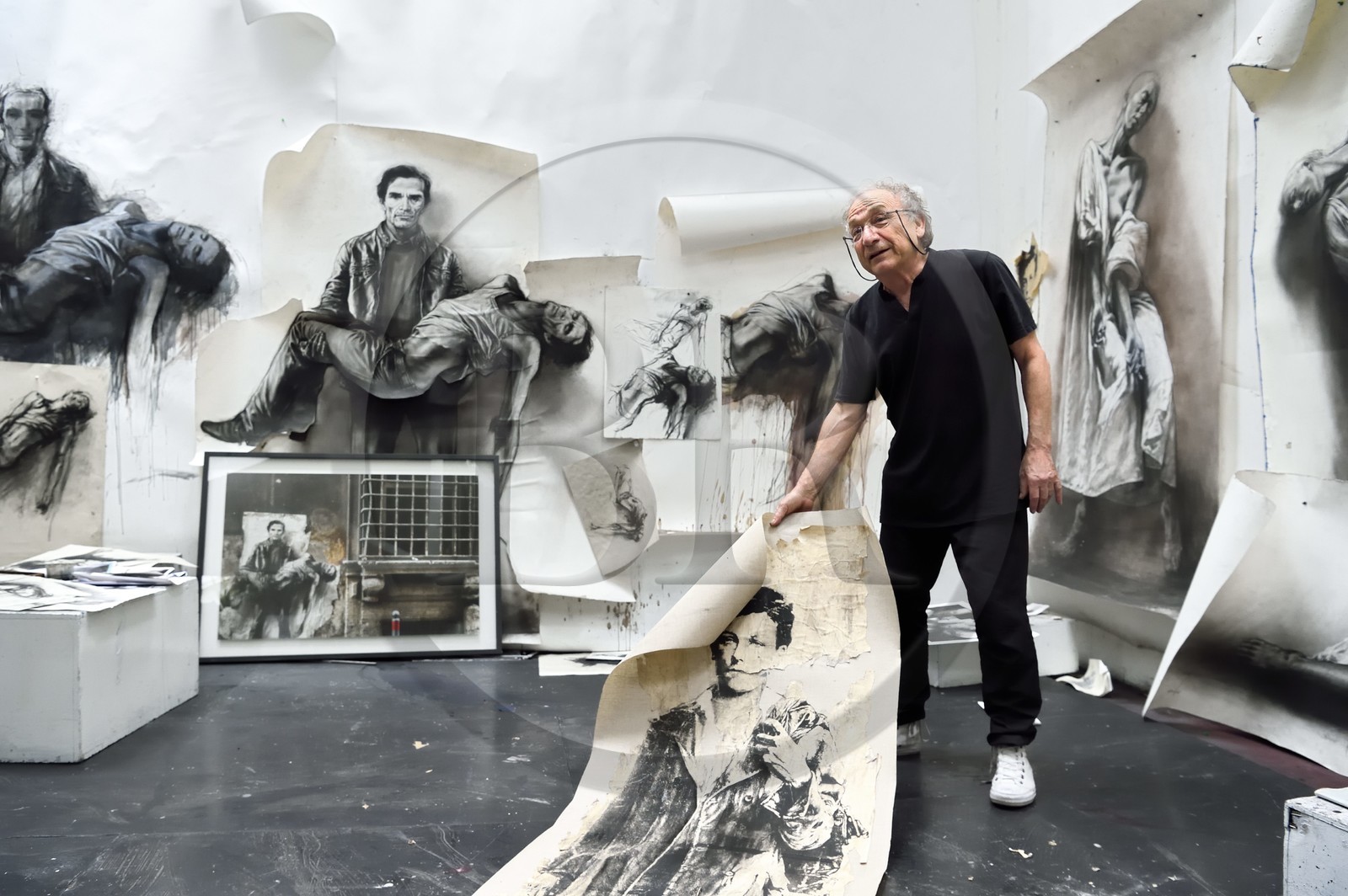 France, Ivry-sur-Seine (94), l'artiste plasticien Ernest Pignon-Ernest dans son atelier