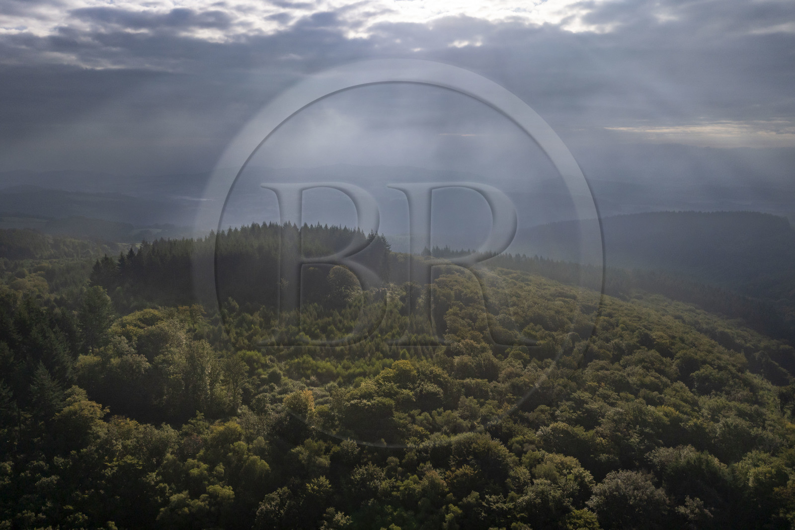France, Saône-et-Loire (71), parc naturel régional du Morvan, Saint-Léger-sous-Beuvray, les montagnes à l'Est du mont Beuvray dans la brume matinale (vue aérienne)
