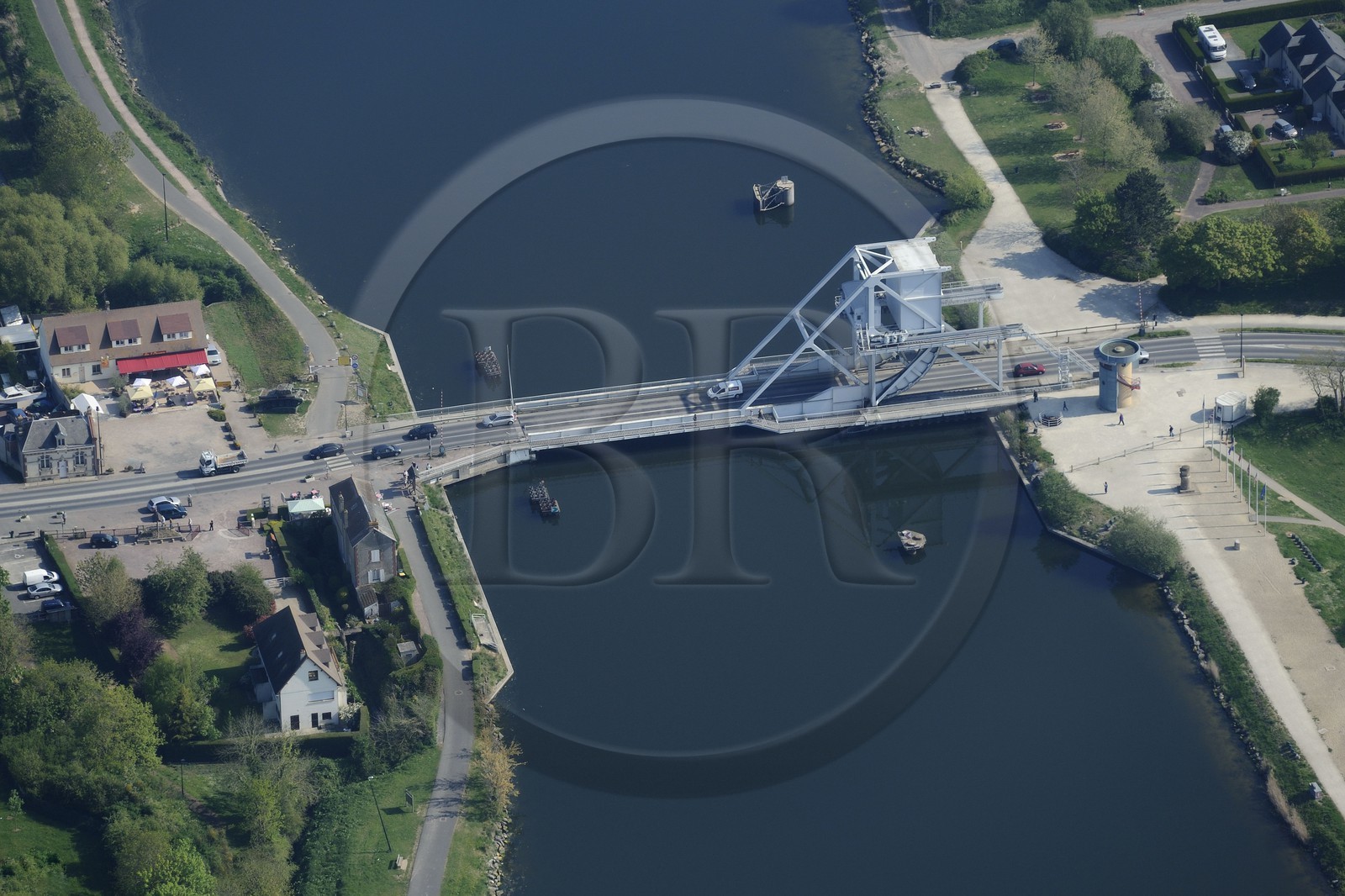 France, Calvados (14), Pont de Bénouville ou Pégasus Bridge, pont levant traversant le canal de Caen à la mer, libéré le 6 juin 1944 par un commandos britanniques arrivés de nuit en planeurs Airspeed Horsa, entrée dans l'inventaire des monuments historiques, à gauche le café Gondrée, première maison libérée en France (vue aérienne)
