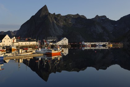 Norvège, Nordland, Iles Lofoten, Ile de Moskenes, port de pêche de Hamnoy près de Reine au soleil de minuit