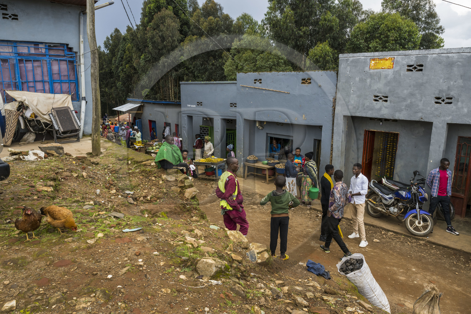 Rwanda, Province de l’Ouest, Gisakura, commerces et étals dans les rues du village