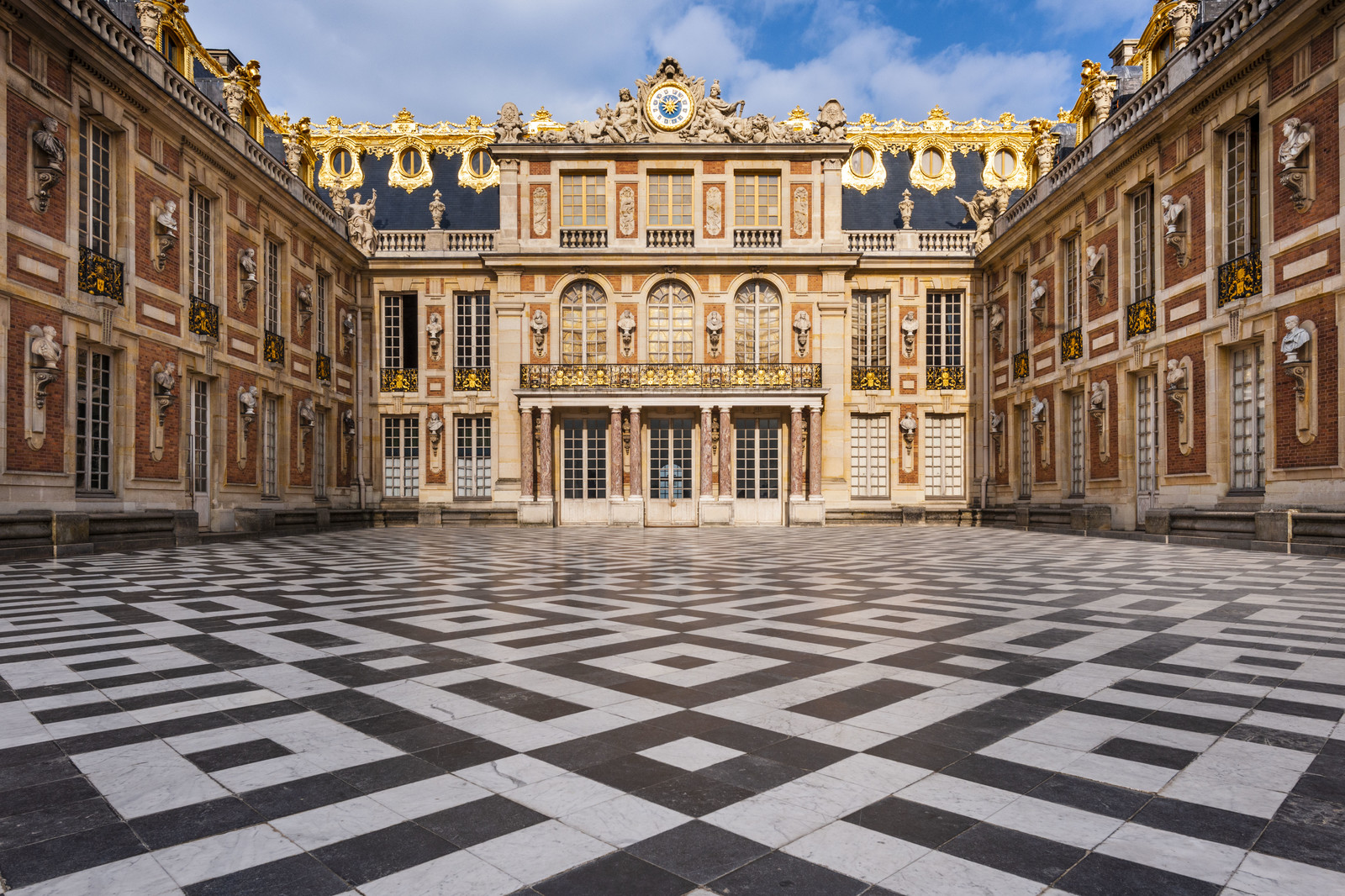 France, Yvelines (78), château de Versailles, classé Patrimoine Mondial de l'UNESCO, la Cour de Marbre rénovée en 2008