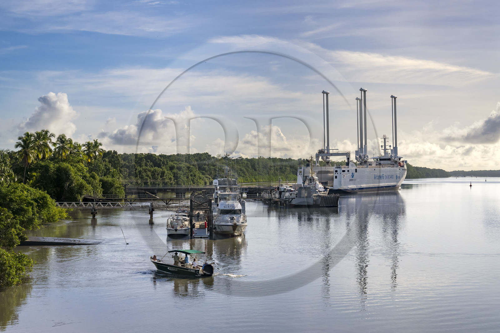 France, Guyane, Kourou, le Canopée à quai au port de Pariacabo sur le fleuve Kourou, cargo à voiles mécaniques spécialisé dans le transport des éléments de la fusée Ariane 6 et développée par l'Agence spatiale européenne