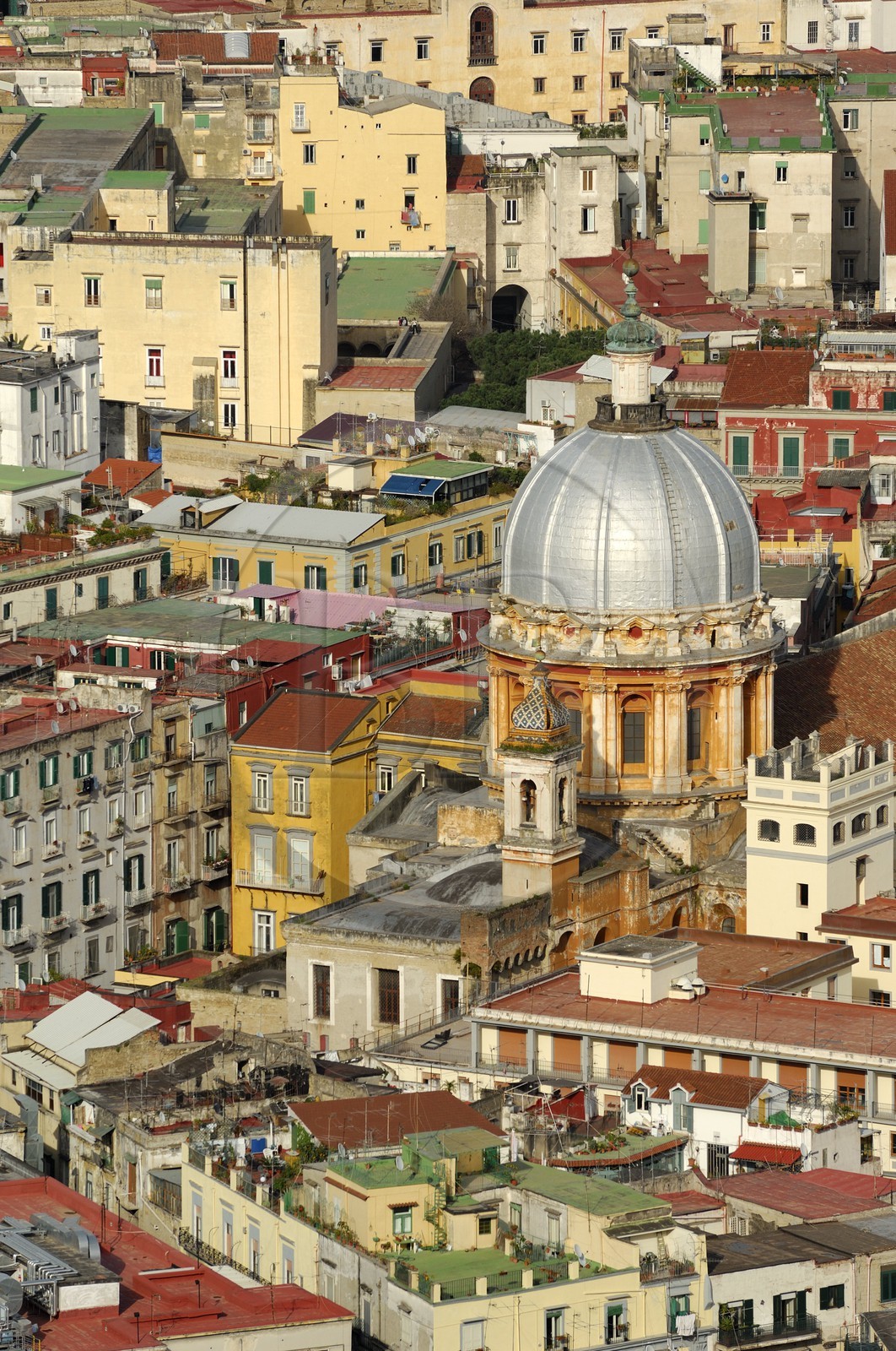 Italie, Campanie, Naples, centre historique classé Patrimoine Mondial de l'UNESCO, dôme d'une église enclavée