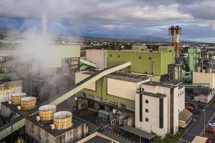 France, Ile de la Reunion, Saint-Louis, centrale thermique le Gol - Albioma qui produit de l'électricité avec les résidus de la canne à sucre pendant la campagne sucrière de l'usine sucrière du Gol attenante (vue aérienne)