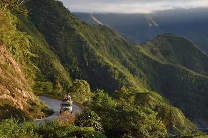 Philippines, province d'Ifugao, région de Banaue, jeepney (jeep allongée pour le transport de passagers) progressant sur une route de montagne vers Batad