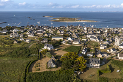 France, Finistère (29), Mer d'Iroise, archipel de Molène, Ile de Molène, le village et l'ilot Lédenez Vraz (vue aérienne)