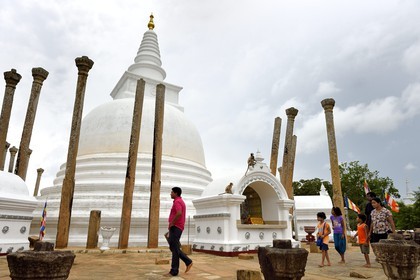 Sri Lanka, province du Centre-Nord, site d'Anuradhapura classé Patrimoine Mondial de l'UNESCO, capitale du Sri Lanka au IIIe siècle avant JC, le lieu sacré de vénération bouddhiste Dagoba de Thuparama