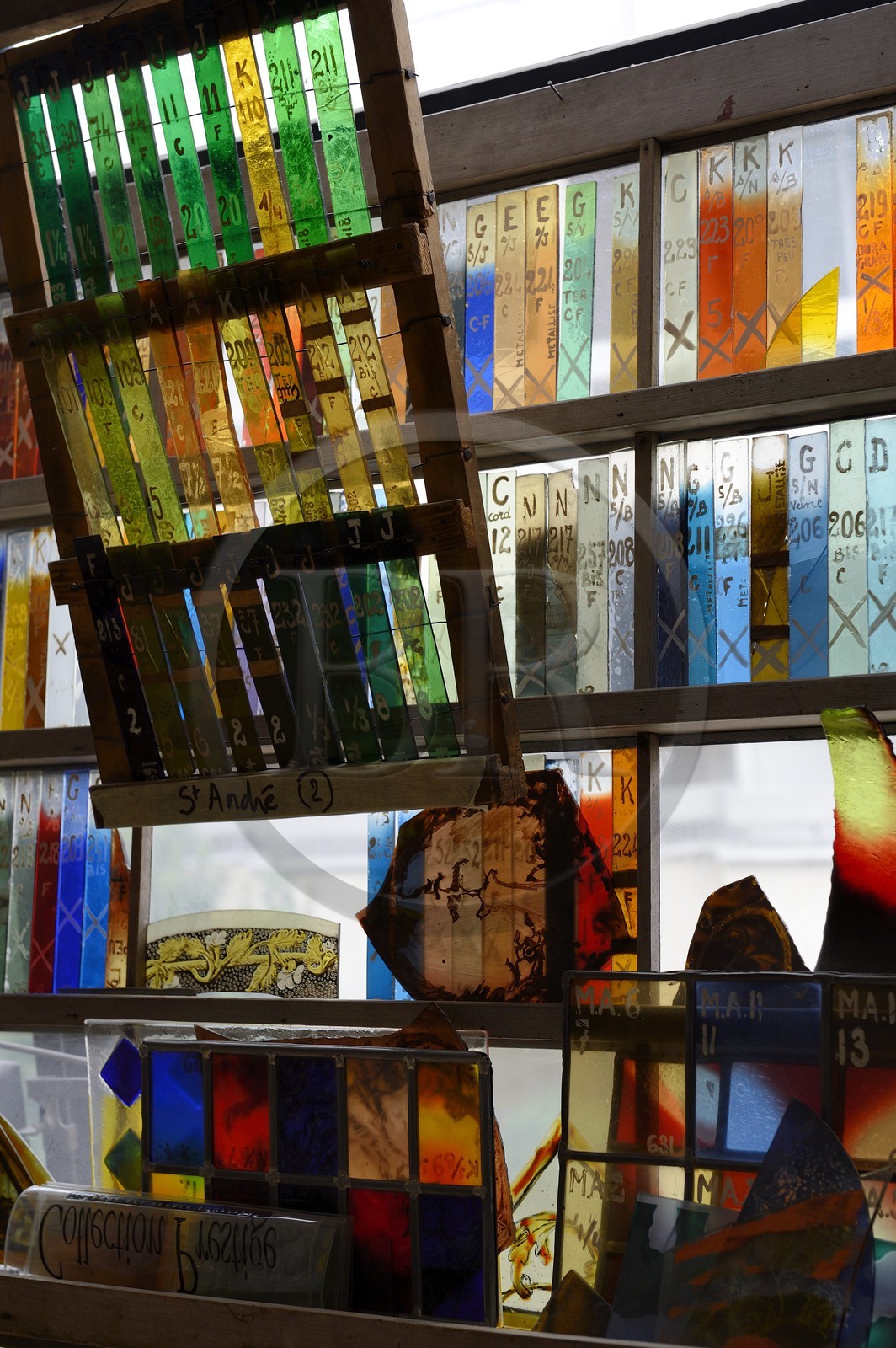 France, Marne (51), Reims, atelier Simon-Marq, maitres-verriers à Reims depuis 1640, échantillons de verre parmis les 1500 tons