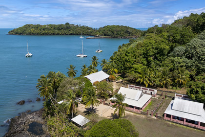 France, Guyane, Kourou, Iles du Salut, l'Ile Saint-Joseph qui abritait le bagne consacré à la réclusion cellulaire, un poste de la Légion étrangère dédié au repos au premier plan et  l'Ile Royale en arrière plan(vue aérienne)