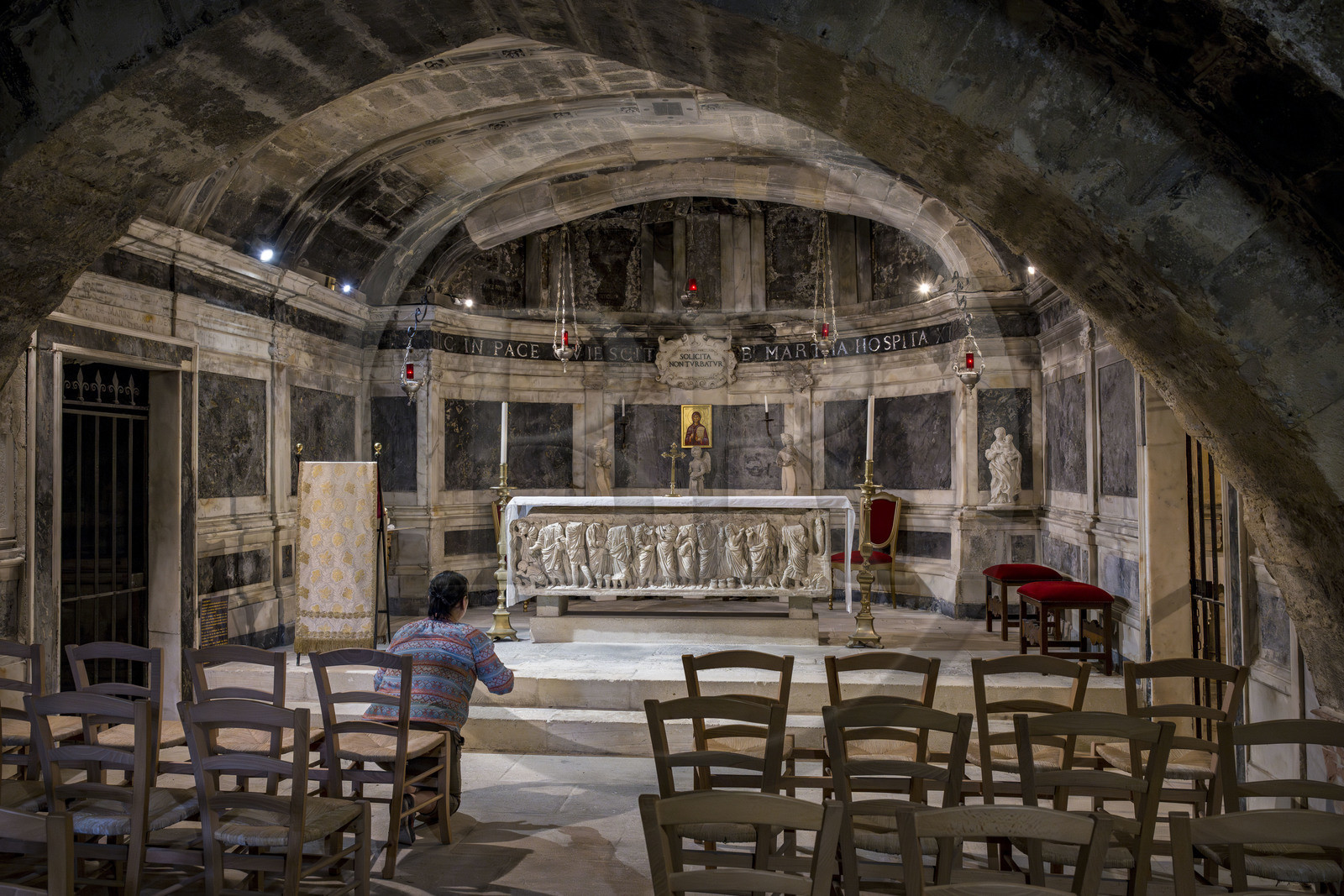 France, Bouches-du-Rhône (13), Tarascon, la collégiale royale Sainte-Marthe érigée aux XIe et XIIe siècles, la crypte du IVe siècle remaniée au XVIIe siècle, abrite le sarcophage paléochrétien en marbre blanc (du début du IVe siècle) qui contient les reliques de Sainte-Marthe