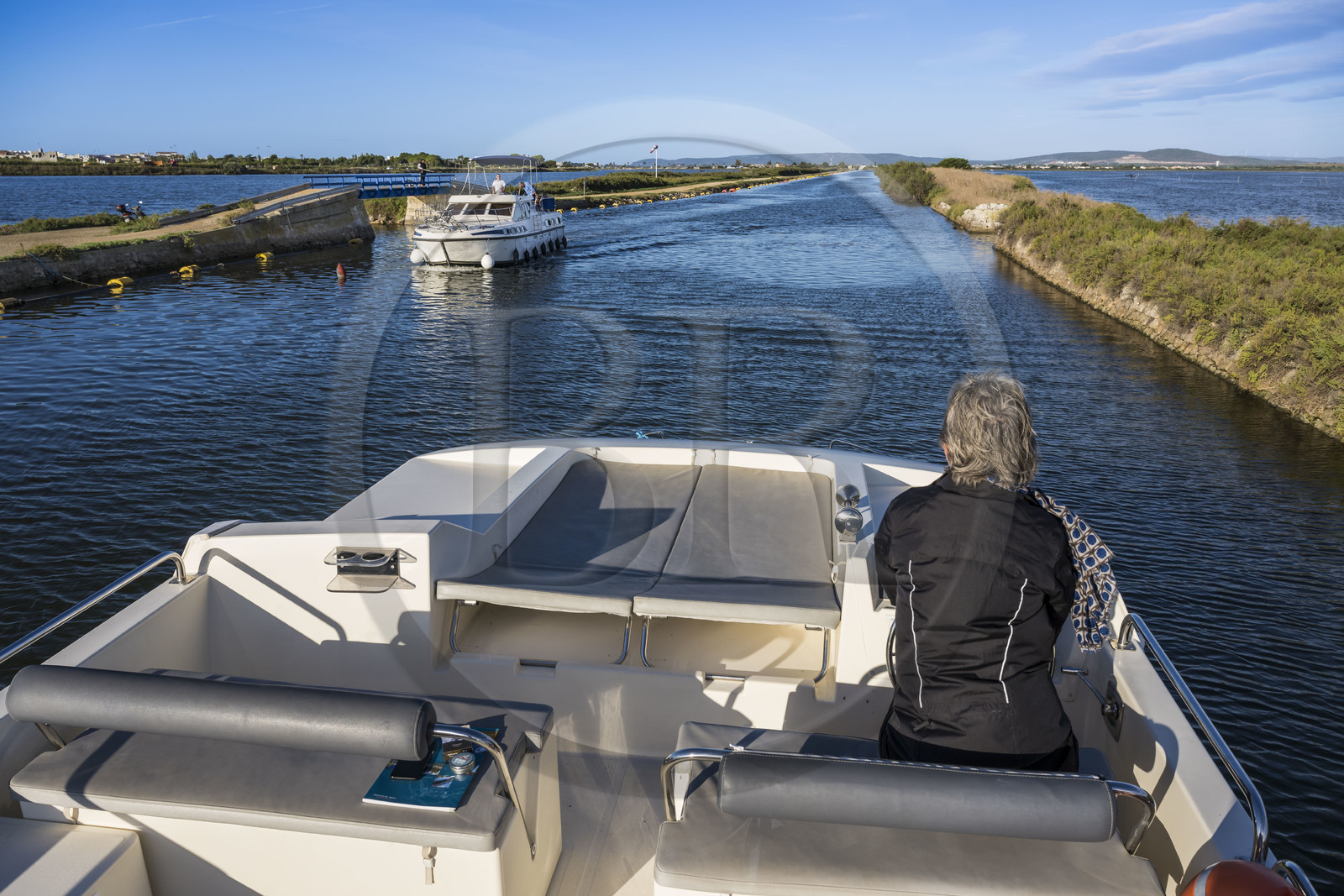 France, Hérault (34), Palavas-Les-Flots, navigation d'un bateau de plaisance Le Boat sur le canal du Rhône à Sète en bordure de l'étang du Méjean à droite