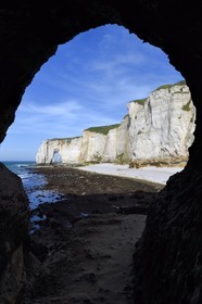 France, Seine-Maritime (76), Pays de Caux, Côte d'Albâtre, Etretat, la Manneporte vue depuis un passage sous la pointe de la Courtine, marée basse