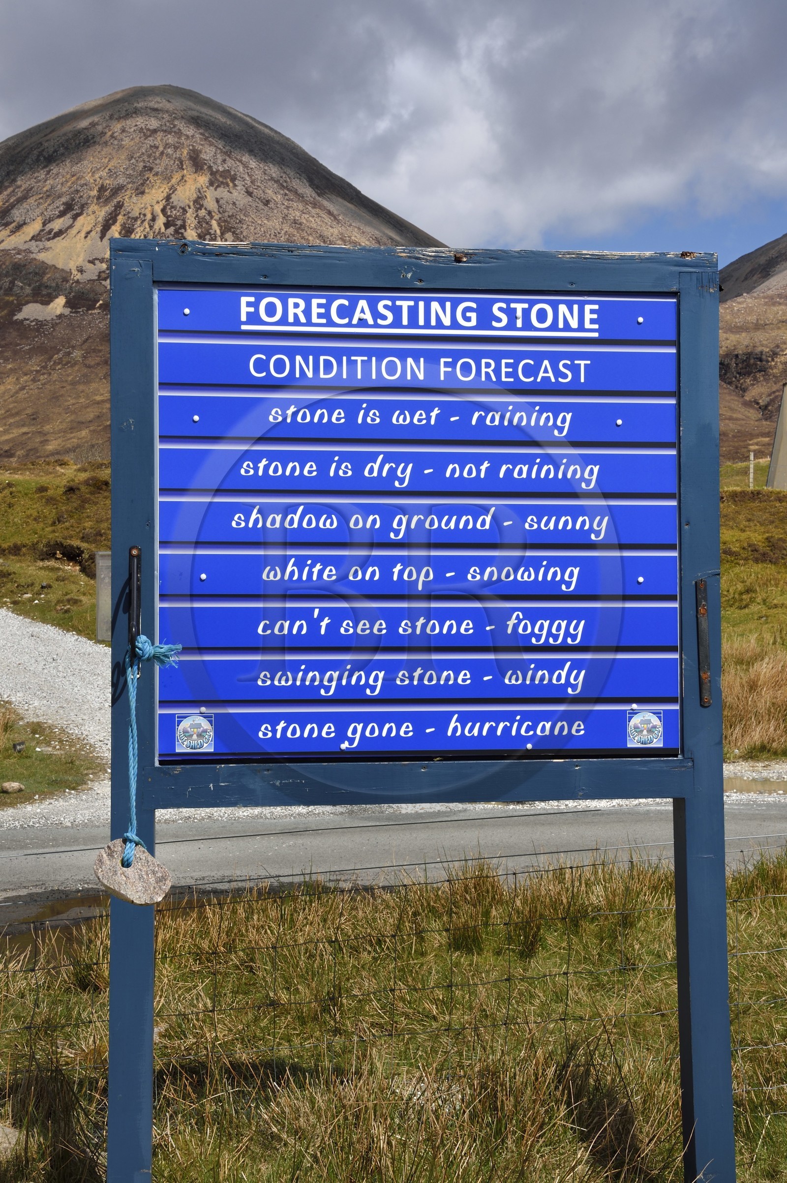Royaume-Uni, Ecosse, région des Highlands, les Hébrides, Ile de Skye, Torrin en bordure du Loch Slapin, pierre de prévision météorologique