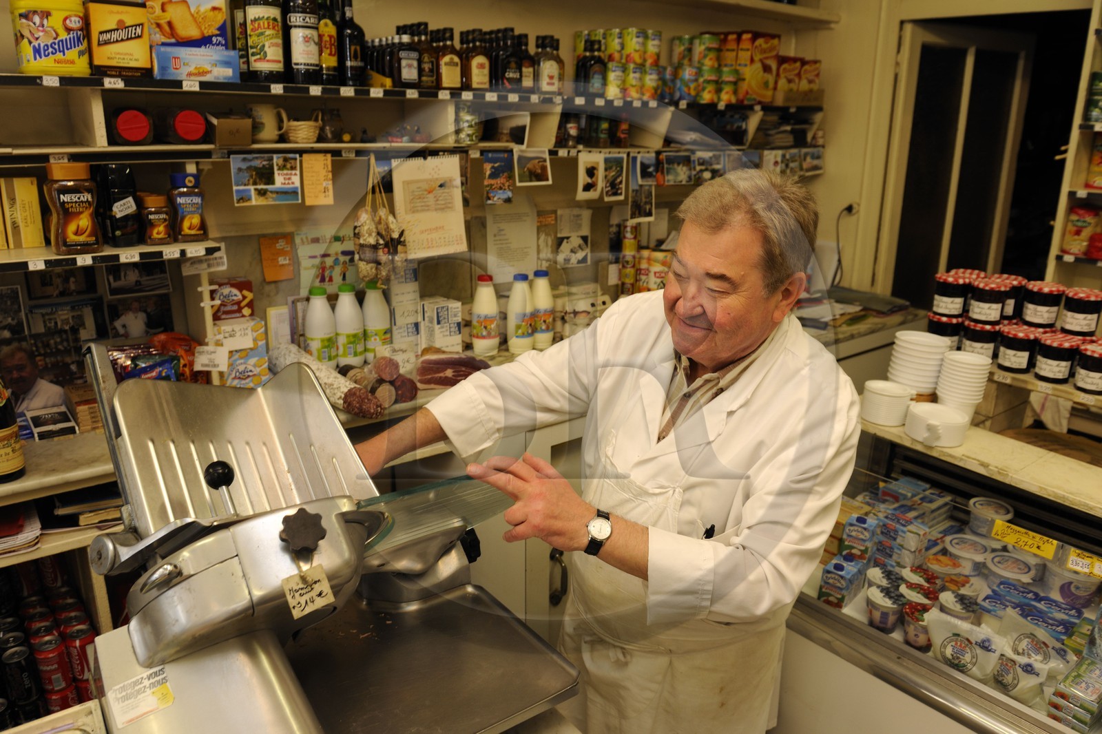 France, Paris (75), île Saint Louis, monsieur Lefranc dans son épicerie de la rue Saint-Louis-en-l'île