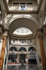 France, Paris (75), Galerie Colbert (1826), statue Eurydice piquée par un serpent par Nanteuil-Lebeuf dit Nanteuil au centre de la rotonde