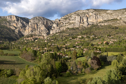 France, Alpes-de-Haute-Provence (04), Parc Naturel Régional du Verdon, Moustiers-Sainte-Marie, labellisé Les Plus Beaux Villages de France (vue aérienne)