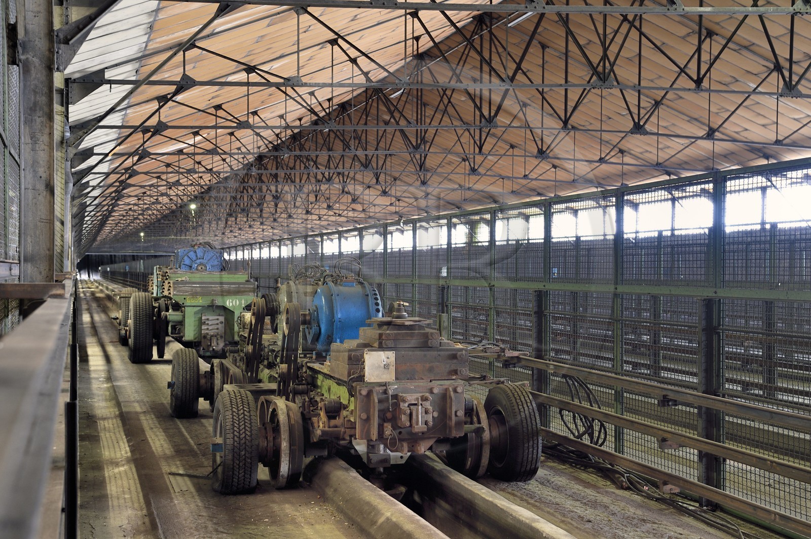 France, Puy-de-Dôme (63), Clermont-Ferrand, Pistes d'essai de l'usine Michelin de Cataroux, des chariots lestés de plomb y faisaient d'incessants va-et-vient pour tester les pneus