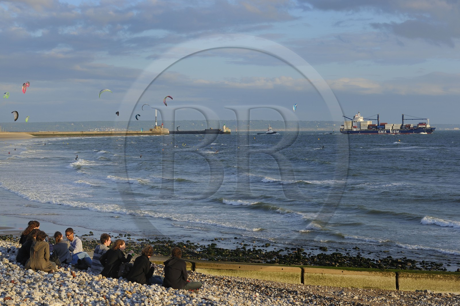 France, Seine-Maritime (76), Le Havre, observation du passage des grands porte-containers depuis la grande plage à Sainte-Adresse