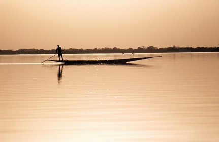 Mali, Pays Bozo, une pirogue descendant le fleuve Niger
