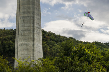 France, Aveyron (12), parc naturel régional des Grands Causses, Millau, base-jumpers sautant depuis le viaduc de Millau