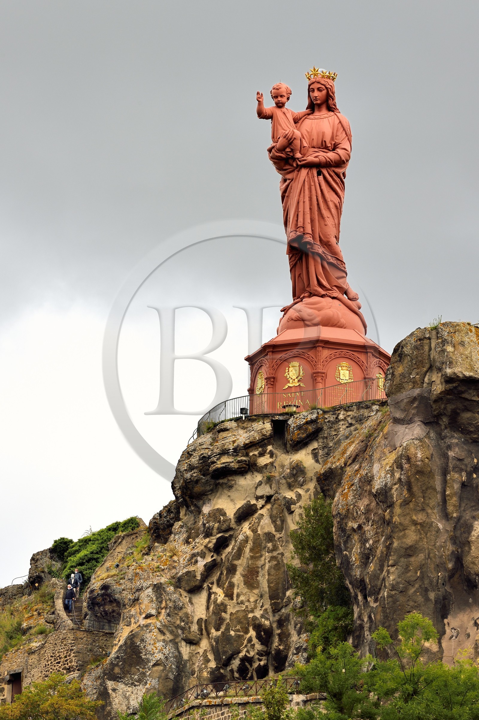 France, Haute-Loire (43), Le Puy-en-Velay, étape classée Patrimoine Mondial de l'UNESCO dans le cadre des chemins de Compostelle, la statue de Notre-Dame de France (de 1860) au sommet du Rocher Corneille