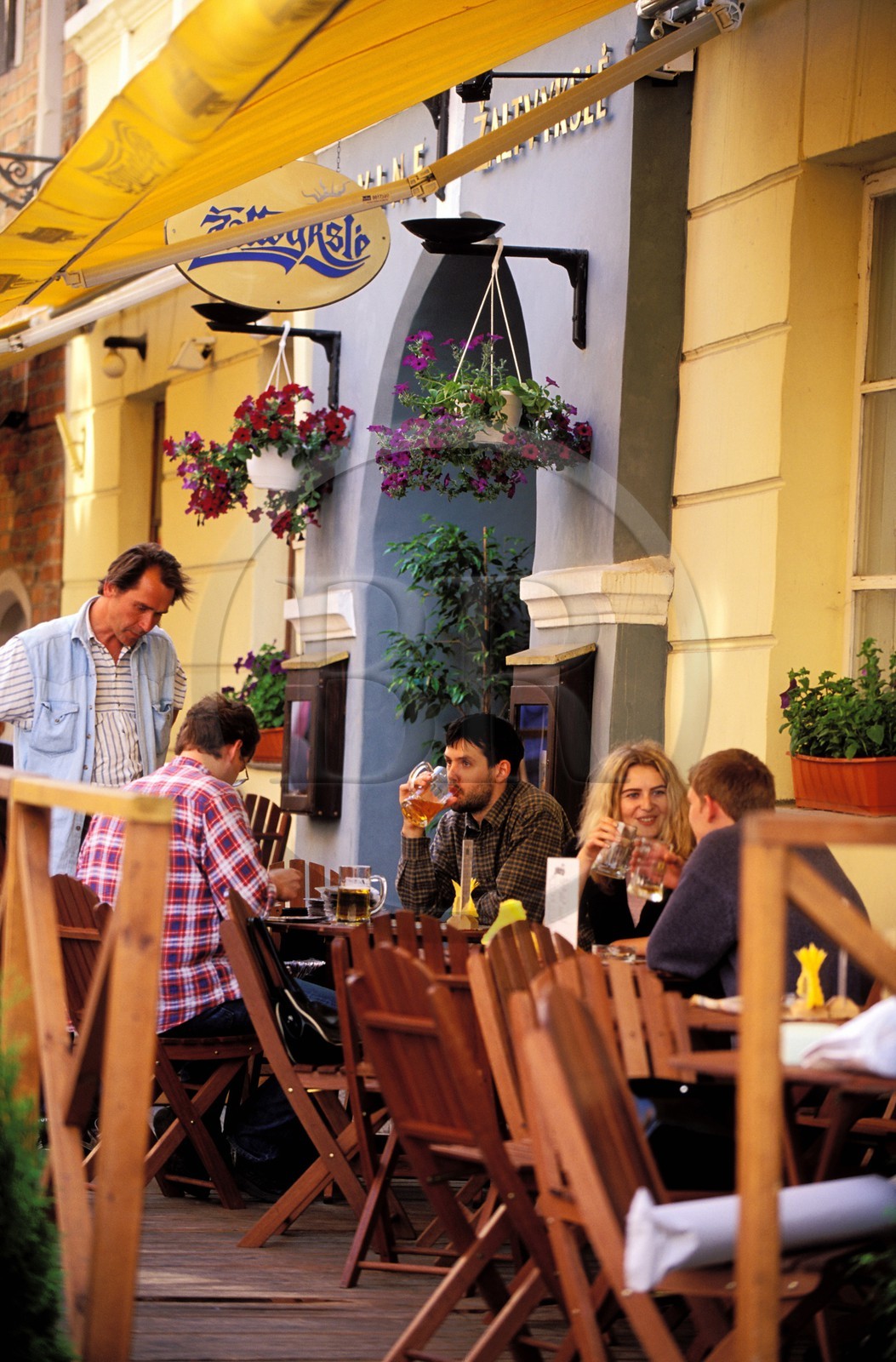 Lituanie (Pays Baltes), Vilnius, terrasse de restaurant dans la rue Pilies (piétonne) au cúur de la vieille ville