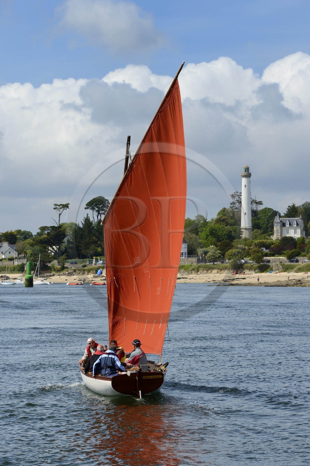 France, Finistère (29),  Bénodet, Anse du Trez, arrivée de la yole Poull Mousig dans l'estuaire de l'Odet