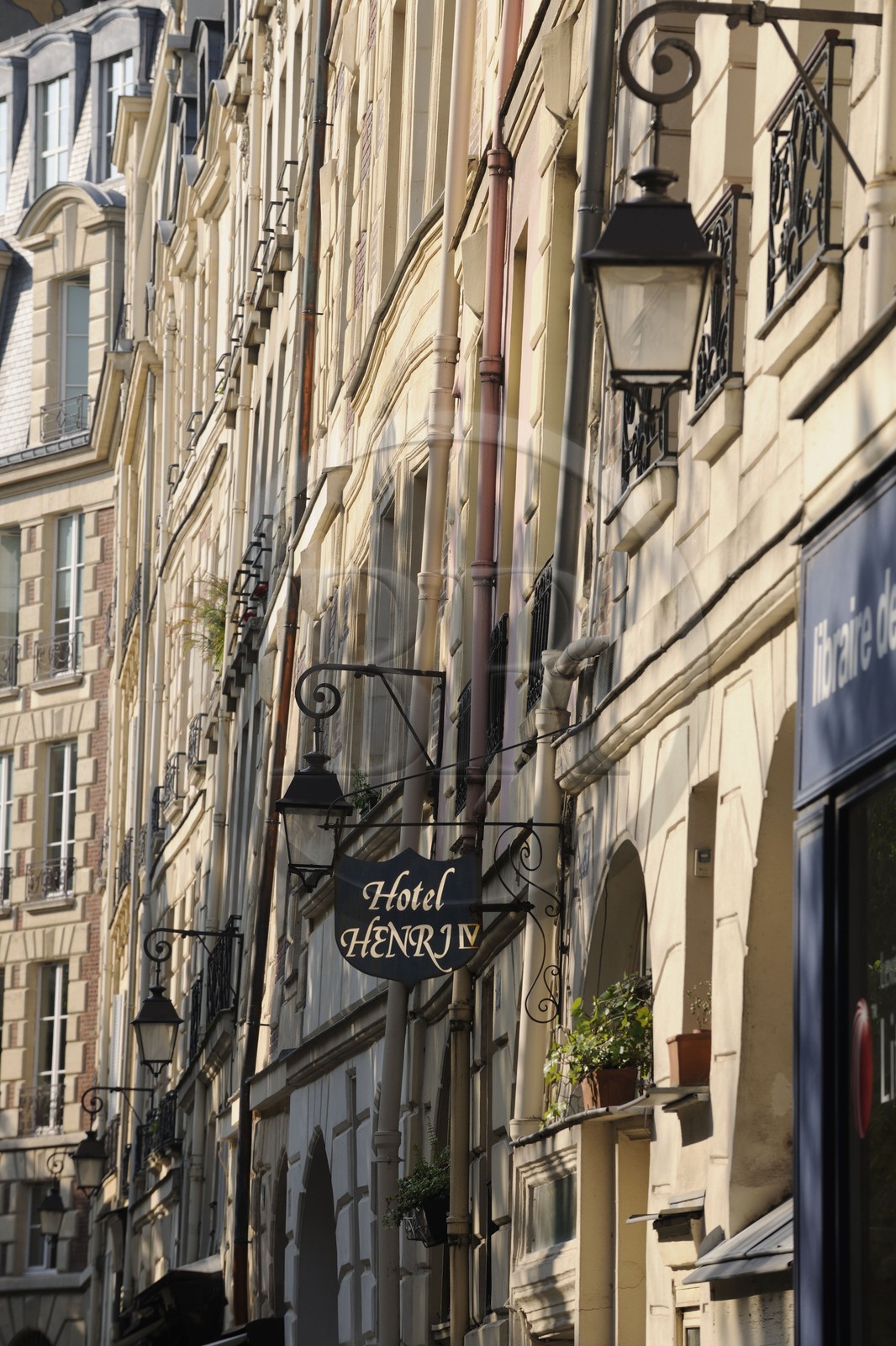 France, Paris (75), île de la Cité, place Dauphine, hôtel Henri IV