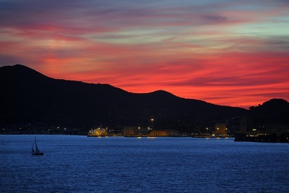 Italie, Toscane, Ile d’Elbe, la rade de Portoferraio au coucher de soleil