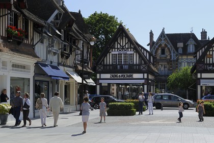 France, Calvados (14), Pays d'Auge, Deauville, boutiques de luxe rue du Casino