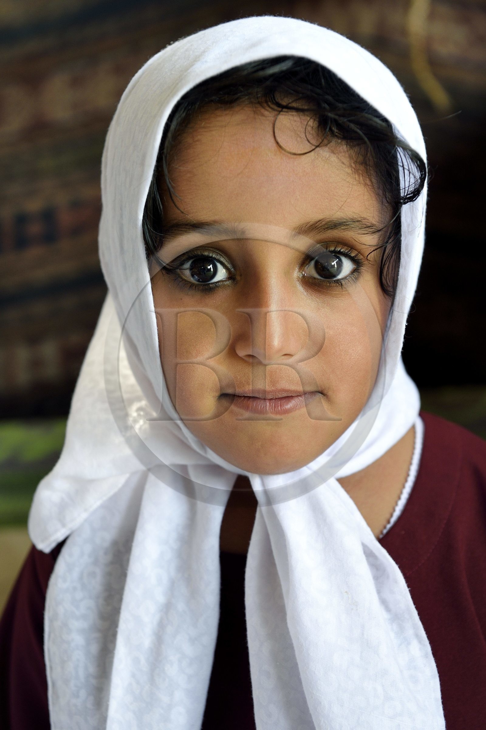 Sultanat d'Oman, gouvernorat de Ash Sharqiyah, désert des Wahiba Sands ou Sharqiya Sands, village bédouin de al-Wasil, famille bédouine al-Badri, Assila 6 ans qui rentre de l'école