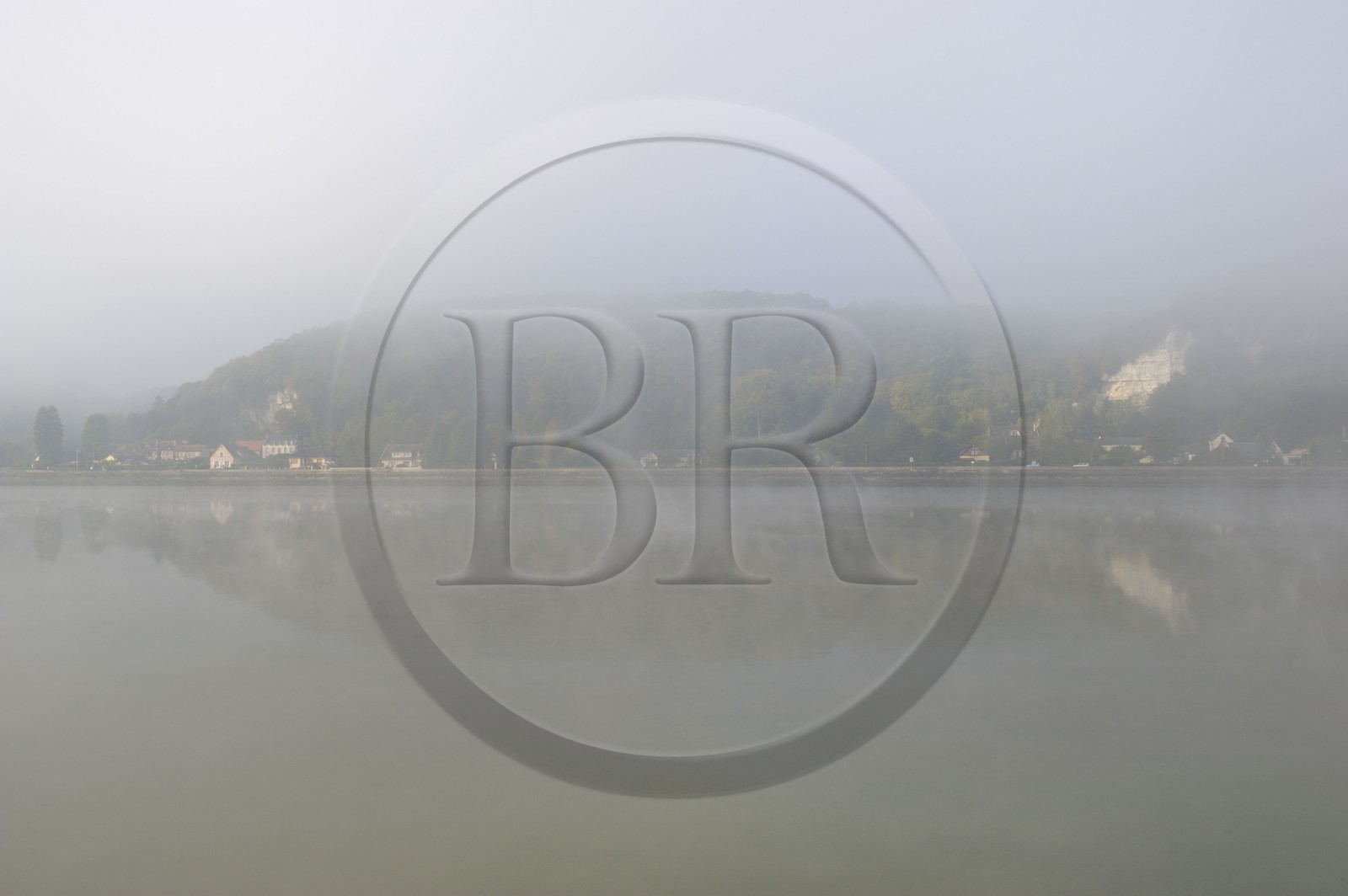 France, Seine-Maritime (76), le Bas Mauny situé dans l'Eure dans la brume en aval du village de La Bouille sur la rive gauche de la Seine