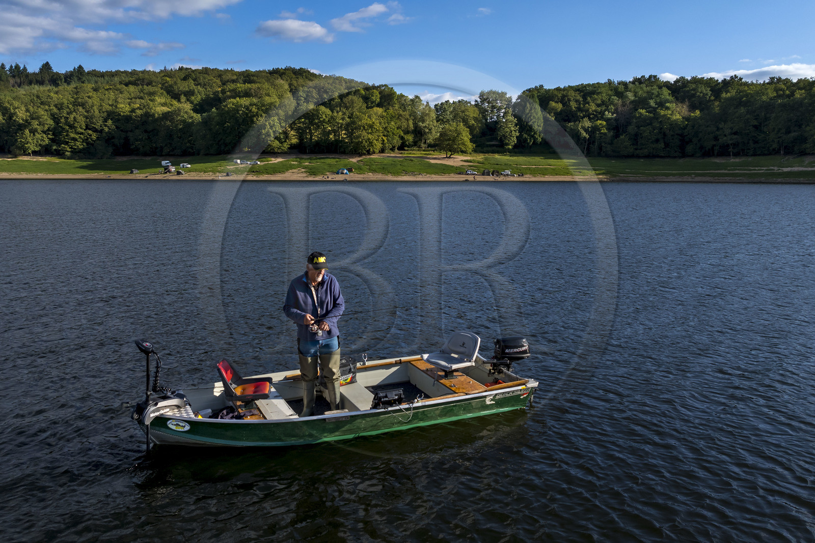 France, Nièvre (58), Parc naturel régional du Morvan, Chaumard, lac de Pannecière, Jean-Bernard Dioux vice-président de l’AMC, l’Association Morvan Carnassier, pêche à la ligne sur une barque (vue aérienne)