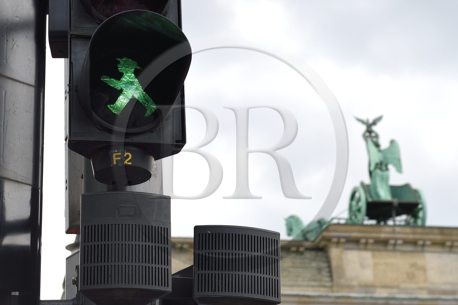 Allemagne, Berlin, Ampelmann, les bonhommes rouges et verts des feux pour piétons de l'ex-RDA, Porte de Brandebourg en arrière plan