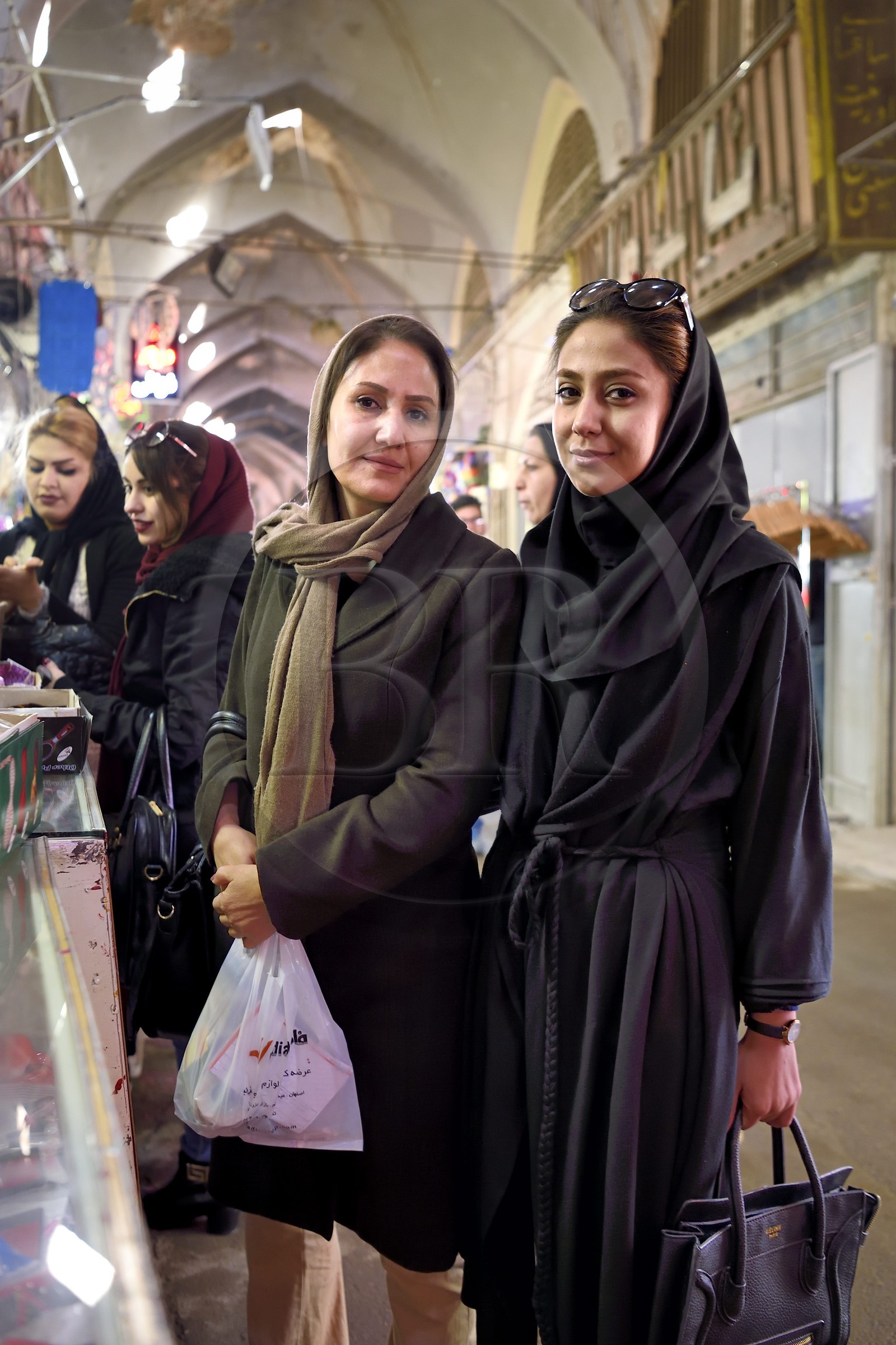 Iran, province d'Ispahan, Ispahan, Bazar-e Bozorg (Grand Bazar), jeune femme iranienne et sa mère