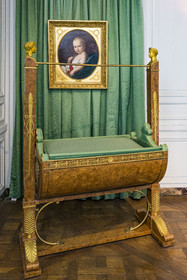 France, Seine-et-Marne (77), Fontainebleau, chateau de Fontainebleau, classé Patrimoine Mondial par l'UNESCO, Musée Napoléon Ier, berceau en bronze de 1811 créé par Thomire et Duterme pour la naissance du roi de Rome