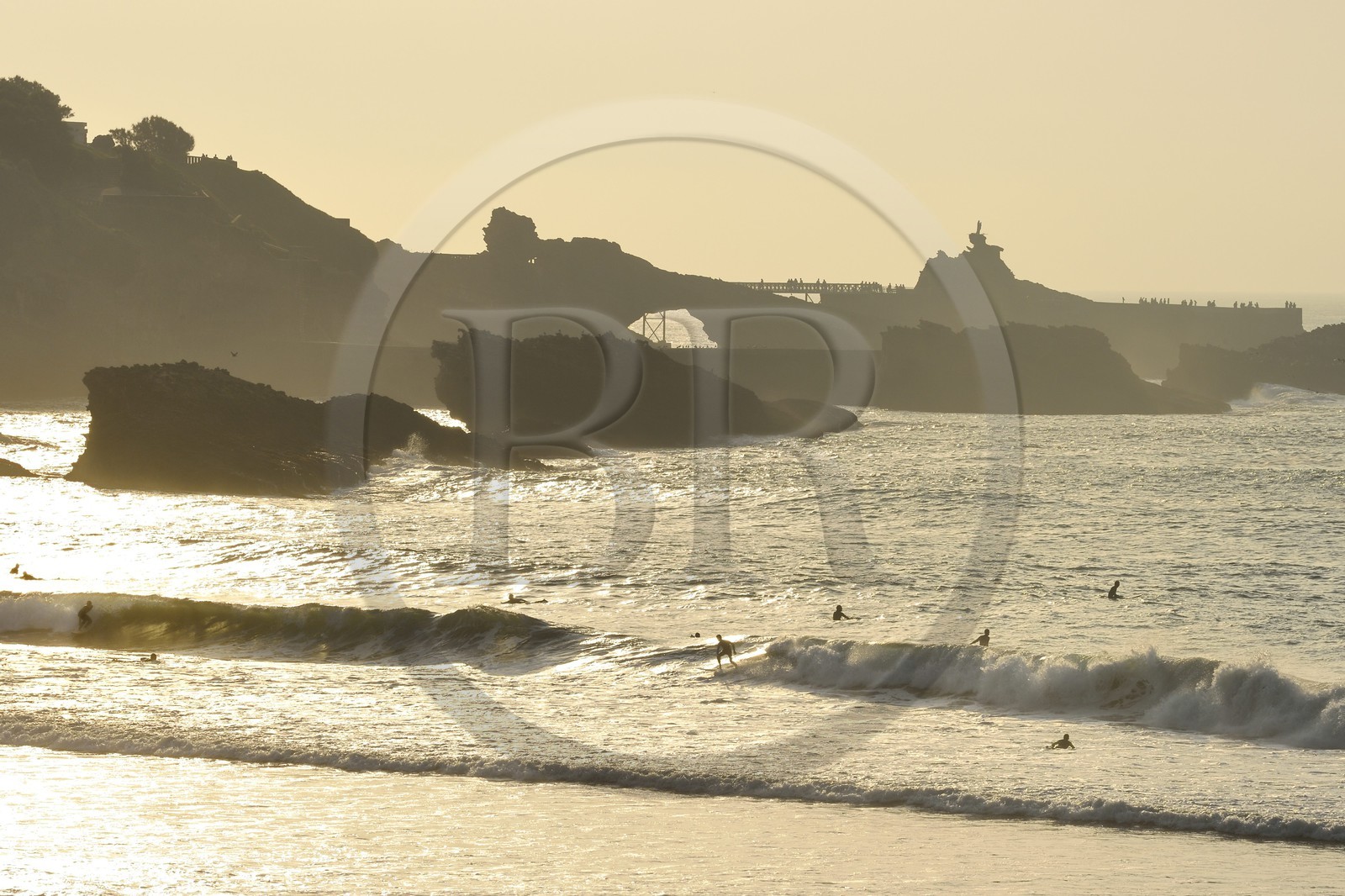 France, Pyrénées-Atlantiques (64), Pays-Basque, Biarritz, surfer à la Grande Plage et le Rocher de la Vierge en arrière plan