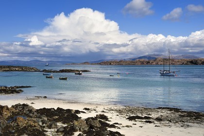 Royaume-Uni, Ecosse, Highland, Hébrides intérieures, plage de sable sur l'Ile de Iona faisant face au Ross of Mull