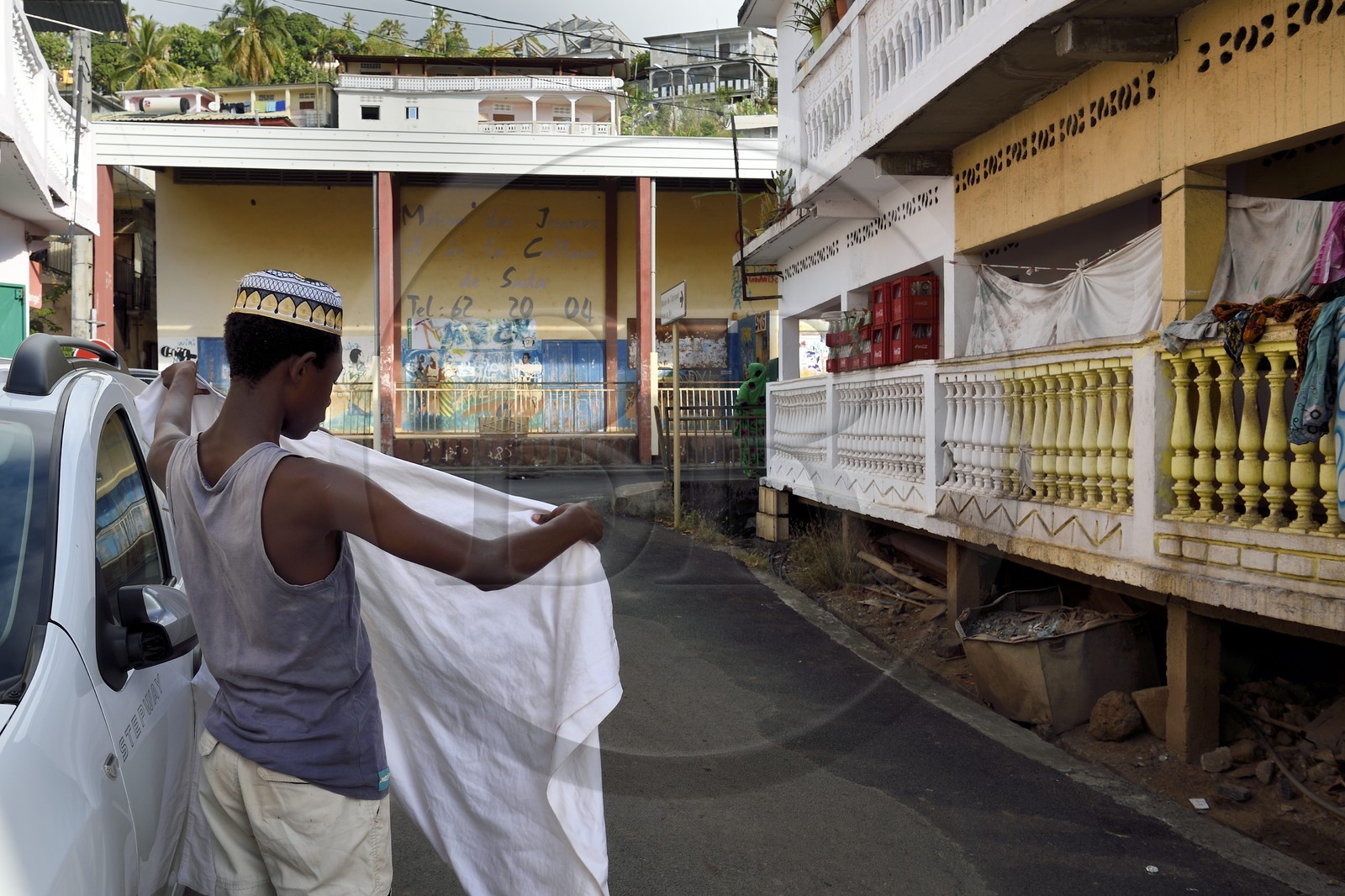 France, Ile de Mayotte, Grande-Terre, Sada, enfant portant un kofia brodé, chapeau traditionnel comorien