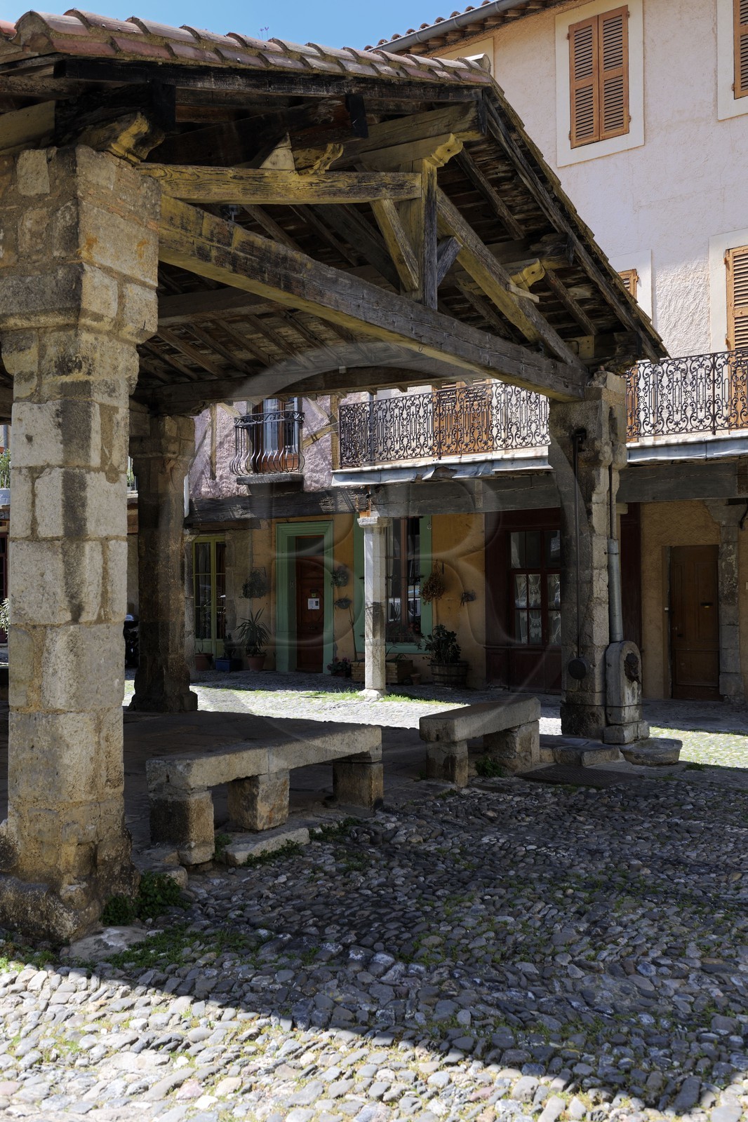 France, Aude (11), village de Lagrasse, labellisé Les Plus Beaux Villages de France, place de la Halle