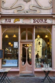 France, Haut-Rhin (68), Colmar, café avec sa facade art nouveau rue des Marchands