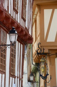 France, Morbihan (56), Golfe du Morbihan, Vannes, maisons à pans de bois place Henri IV