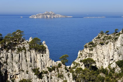France, Bouches-du-Rhône (13), Marseille, Parc national des Calanques, Calanque d'En-Vau, la Breche de Castelvieil et le trou du canon, l'Archipel de Riou en arrière plan (demande d'autorisation nécessaire avant publication)
