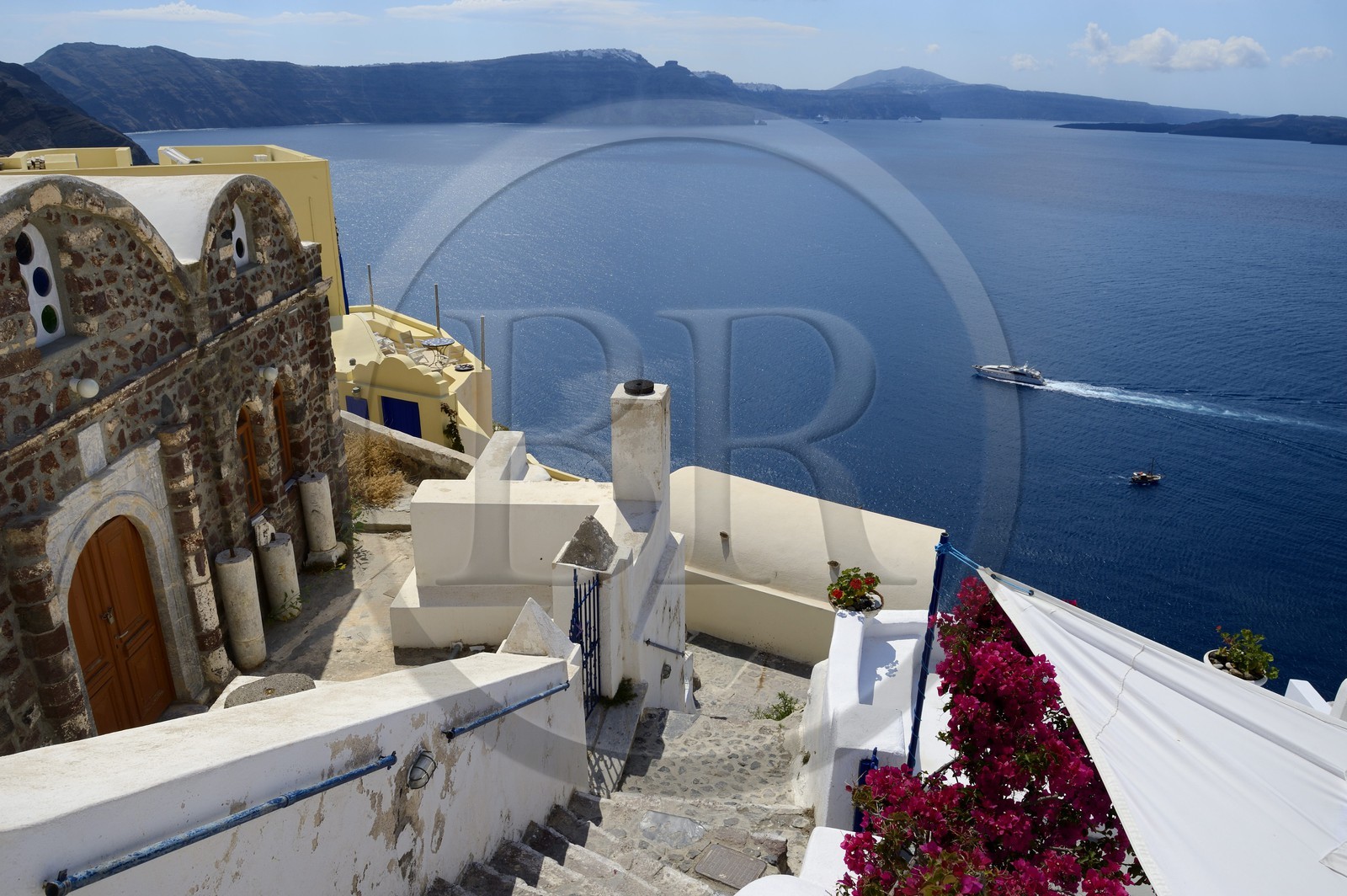Grèce, Les Cyclades, mer Égée, île de Santorin (Thira ou Théra), le village de Oia qui surplombe la Caldera