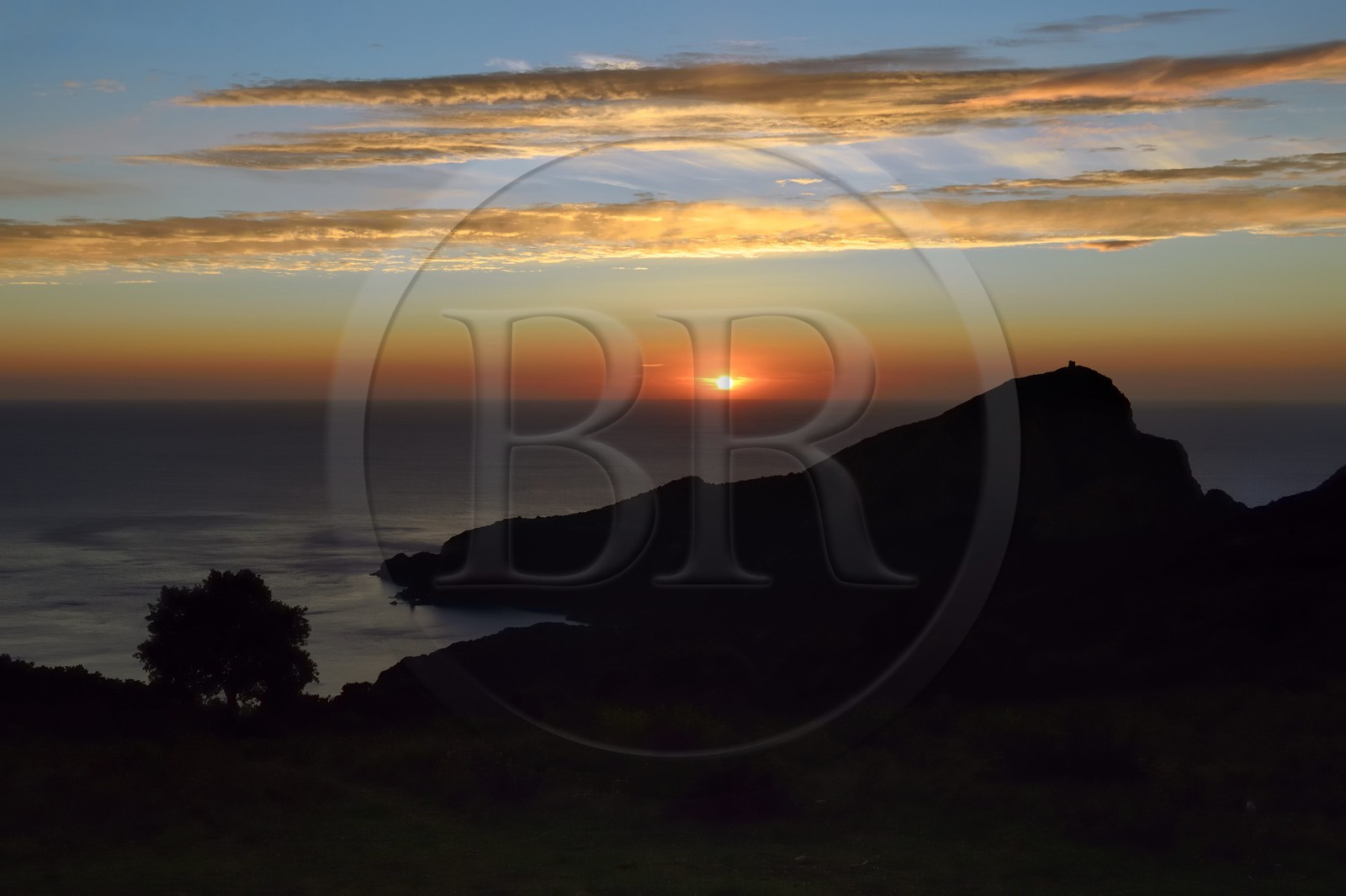 France, Corse-du-Sud (2A), Golfe de Porto, classé Patrimoine Mondial de l'UNESCO, le Capo Rosso et la Tour Génoise de Turghiu (Turghio) en arrière plan
