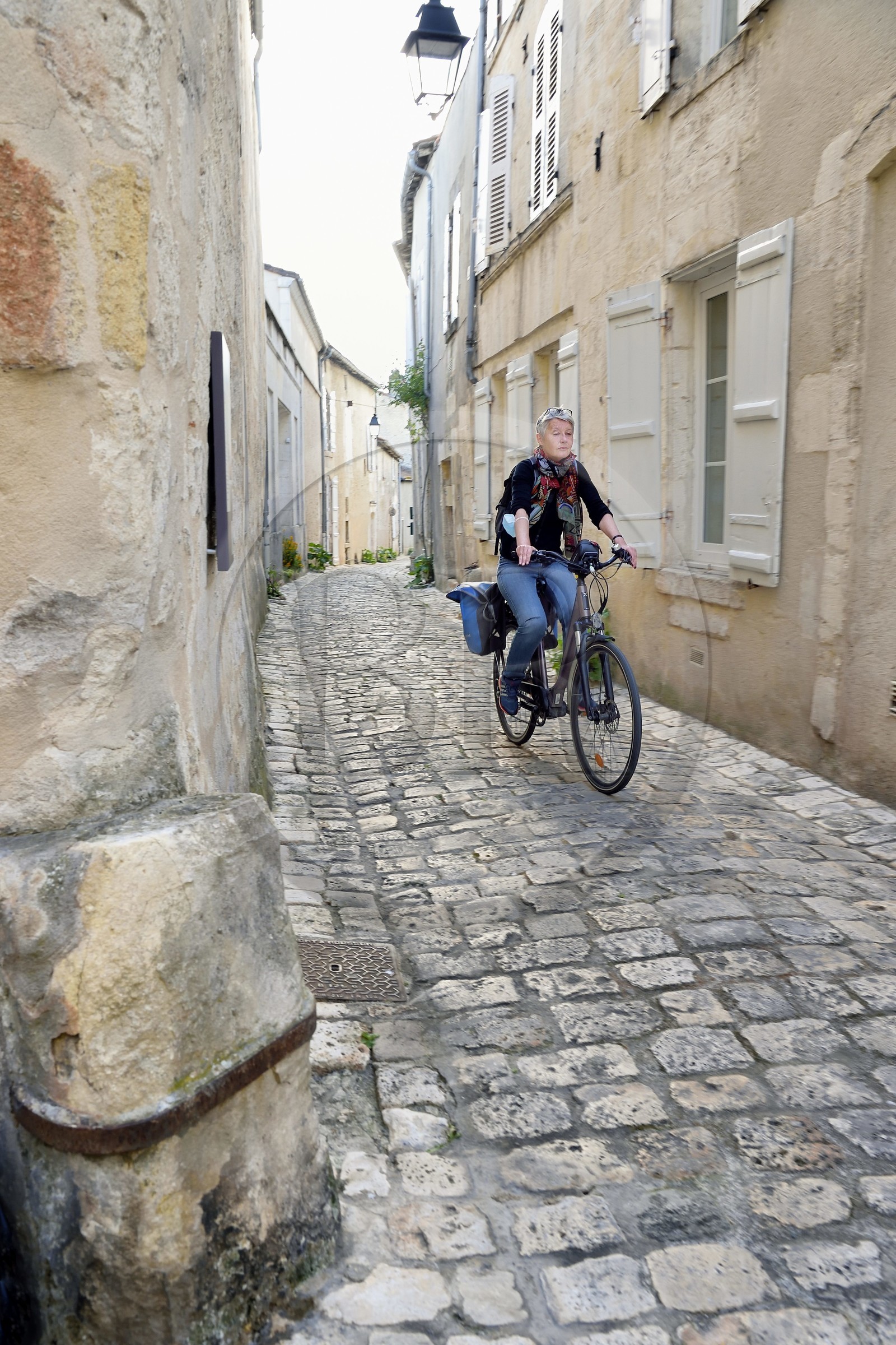 France, Charente (16), Cognac, quartier médiéval du vieux Cognac, cycliste faisant la véloroute La Flow Vélo dans la rue Henri Germain