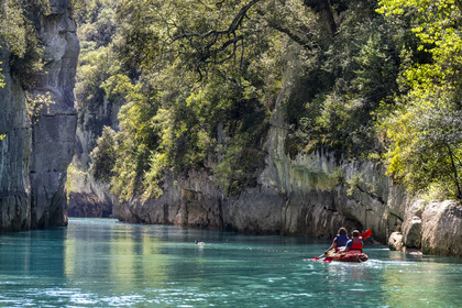 Var (83) rive gauche et Alpes-de-Haute-Provence (04) rive droite, Parc Naturel Régional du Verdon, Basses Gorges du Verdon en aval du lac de Sainte Croix, découverte en kayak des gorges de Baudinard