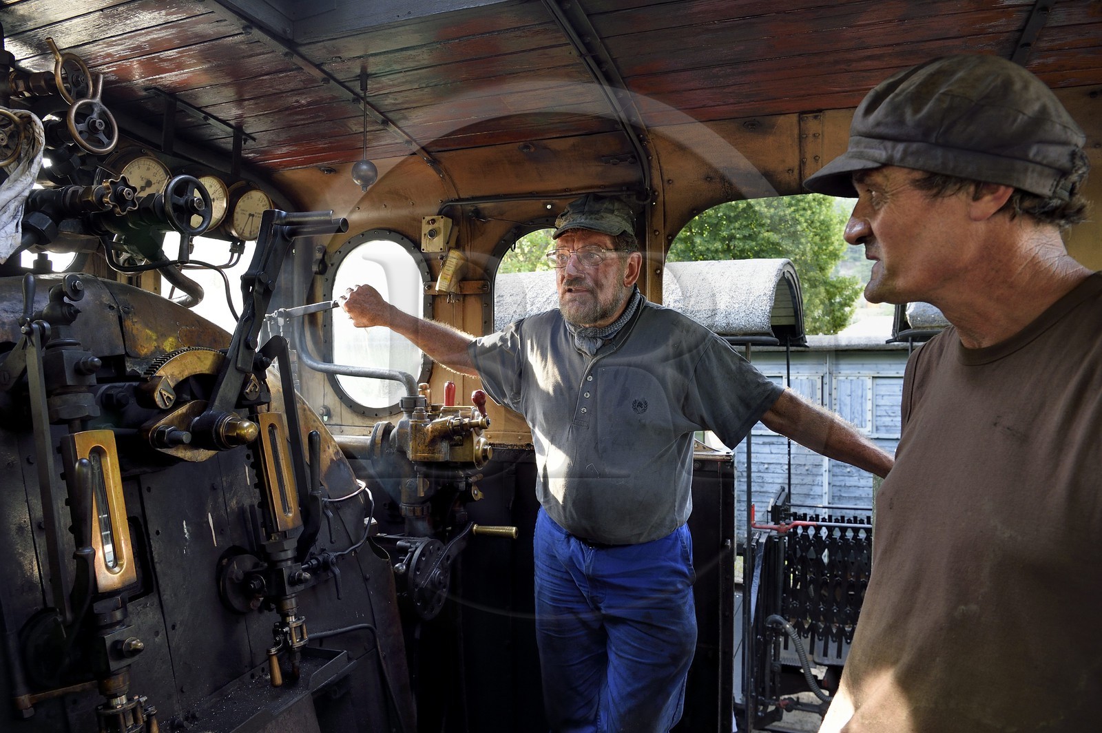 France, Alpes-Maritimes (06), Puget Théniers, locomotive en chauffe, Daniel Bonneau (mécanicien et donc conducteur de locomotive) et Frederic Laugier (chauffeur) bénévoles du G.E.C.P. qui restaure et exploite le Train des Pignes, l'équipe dans la cabine